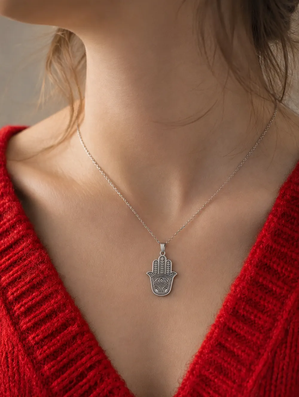 Pendentif Main de Fatma Personnalisé – Argenté, Main en Haut, porté