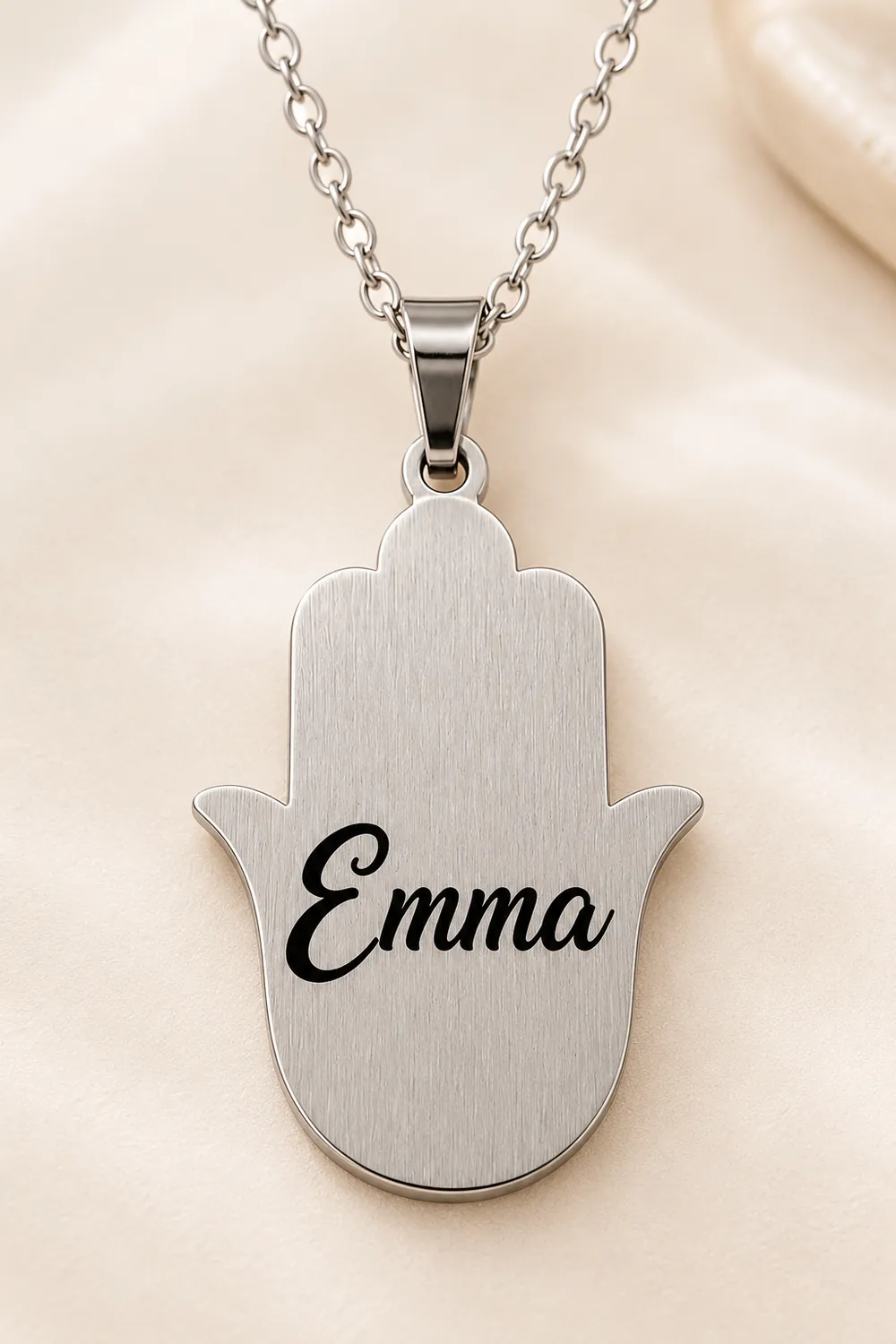 Pendentif Main de Fatma Personnalisé – Argenté, Main en Haut, vue verso, prénom gravé