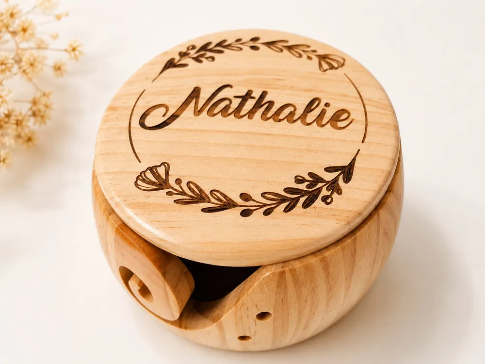 Bol à Laine en Bois Personnalisé – Prénom Gravé, mise en scène