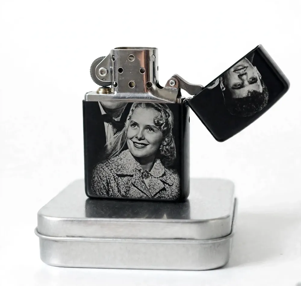 Briquet tempête 100% personnalisable – photo et texte gravés, ouvert