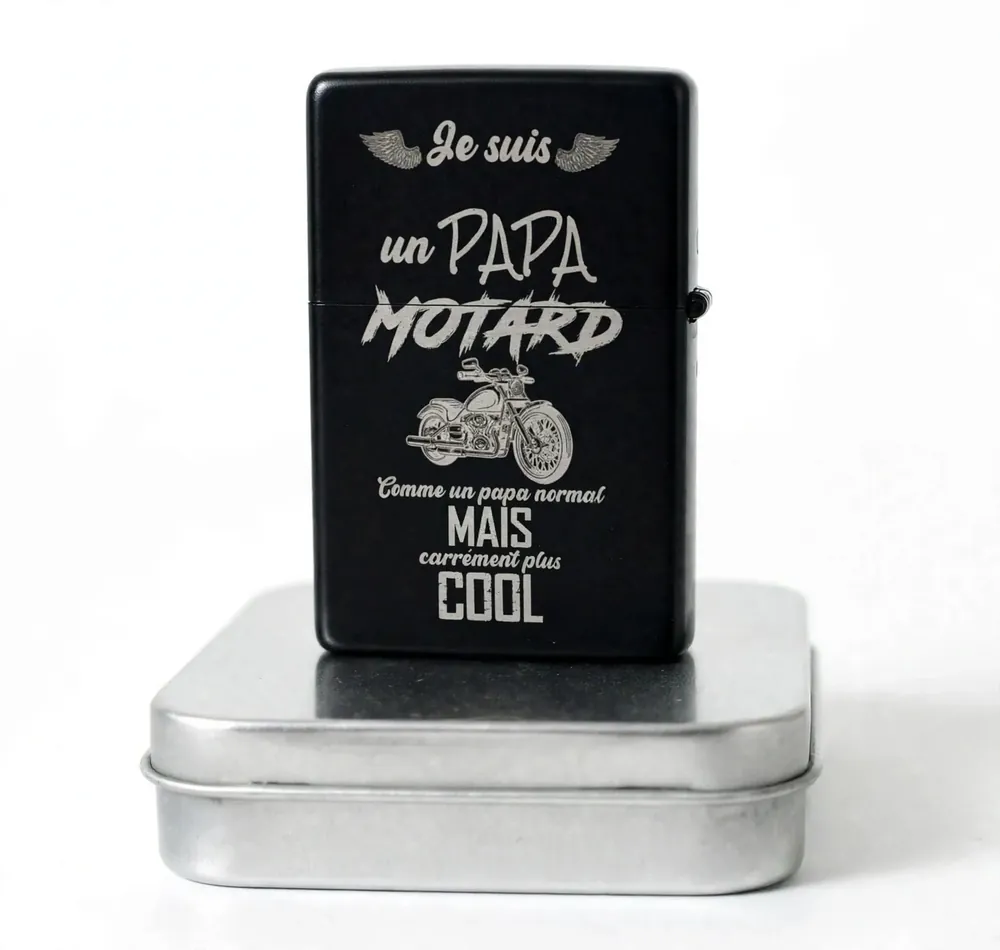 Briquet tempête papa motard personnalisé – prénom gravé, coloris noir