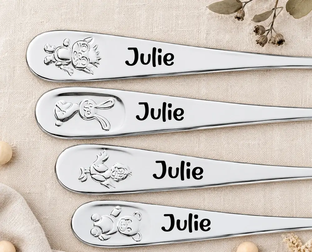 Couverts enfant personnalisés motifs animaux – prénom gravé, gros plan sur les manches à motifs animaux en relief