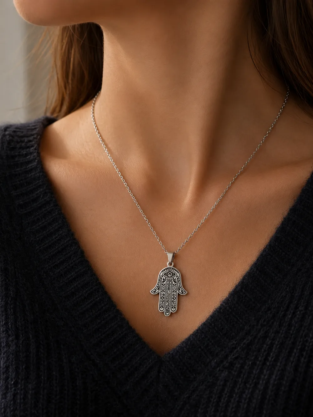 Pendentif Main de Fatma Personnalisé – Argenté, Main en Bas, porté
