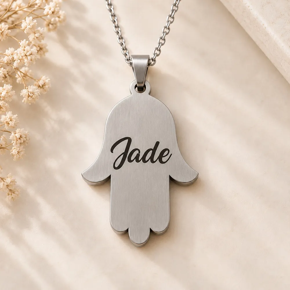 Pendentif Main de Fatma Personnalisé – Argenté, Main en Bas, vue verso, prénom gravé