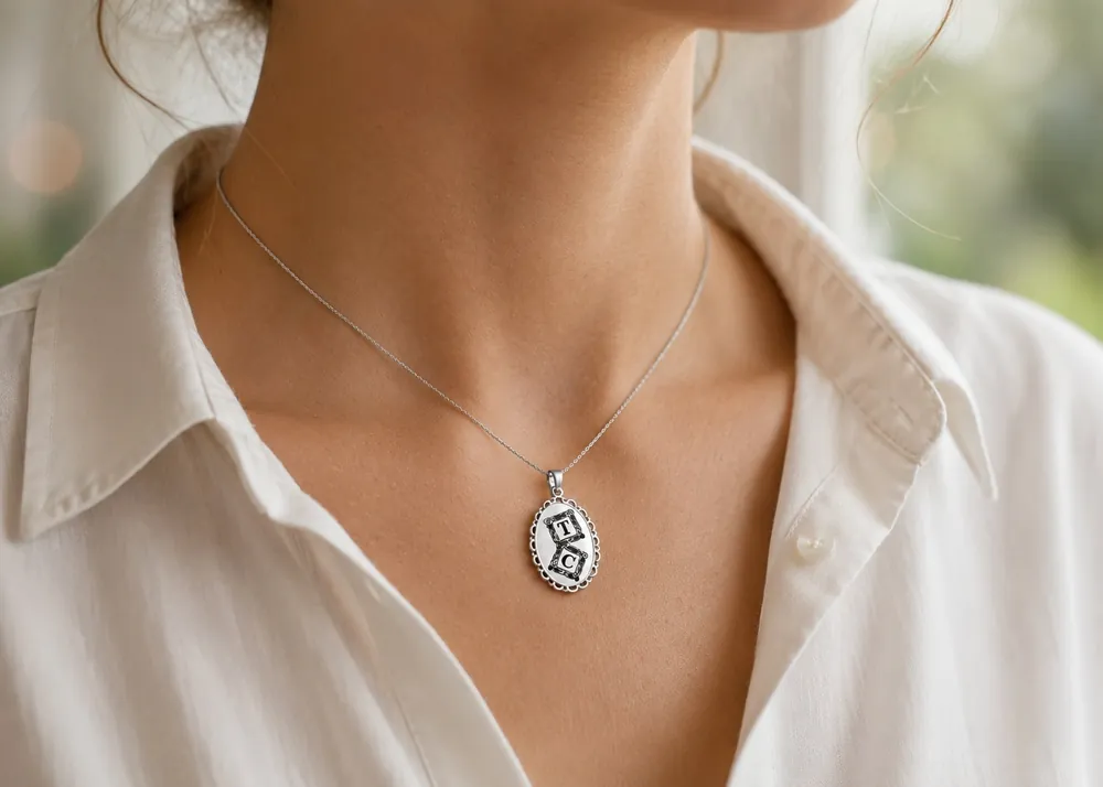 Médaillon Pendentif Personnalisé – 2 Initiales I LOVE YOU, finition argentée, porté
