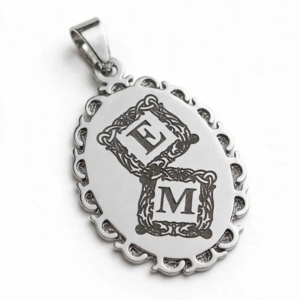 Médaillon Pendentif Personnalisé – 2 Initiales I LOVE YOU, finition argentée, vue recto