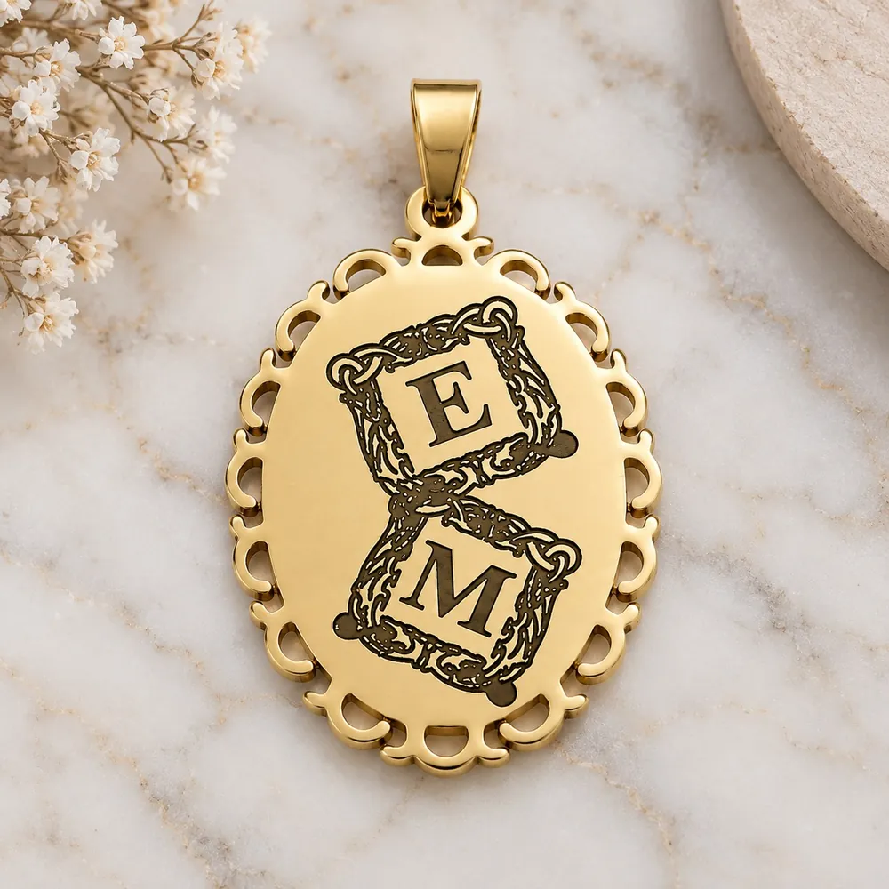 Médaillon Pendentif Personnalisé – 2 Initiales I LOVE YOU, finition dorée, vue recto