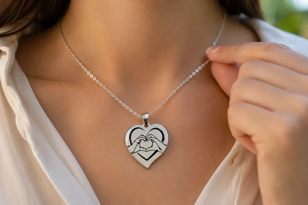 Pendentif Cœur Gravé – Je t’aime Plus Qu’Hier, porté