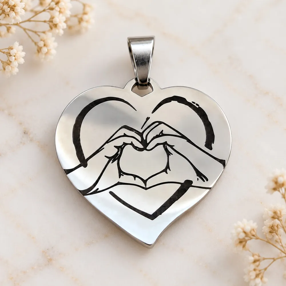 Pendentif Cœur Gravé – Je t’aime Plus Qu’Hier, vue recto, mise en scène