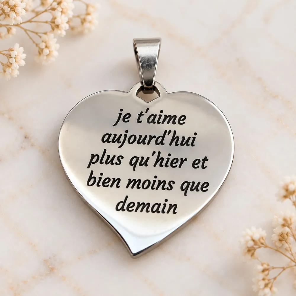 Pendentif Cœur Gravé – Je t’aime Plus Qu’Hier, vue verso, mise en scène