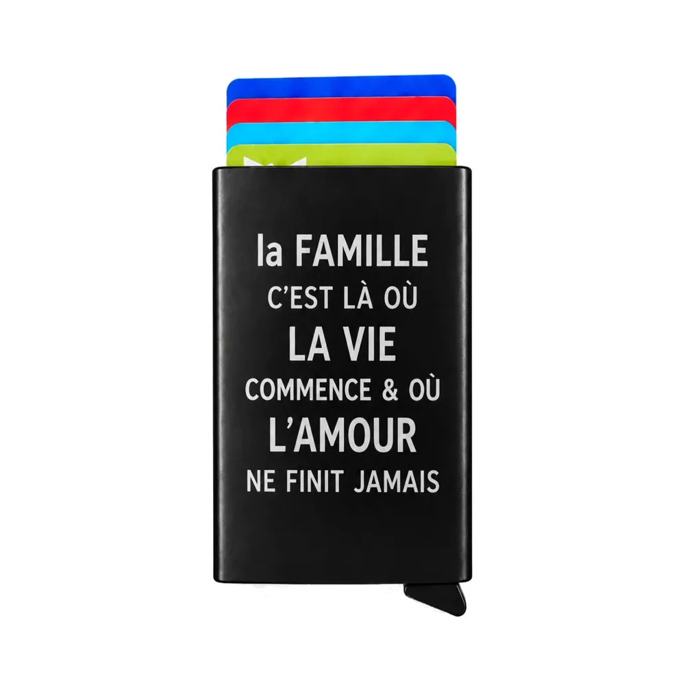 Porte-cartes personnalisé en métal noir, verso gravé d'une citation sur la famille et l'amour, cartes colorées visibles