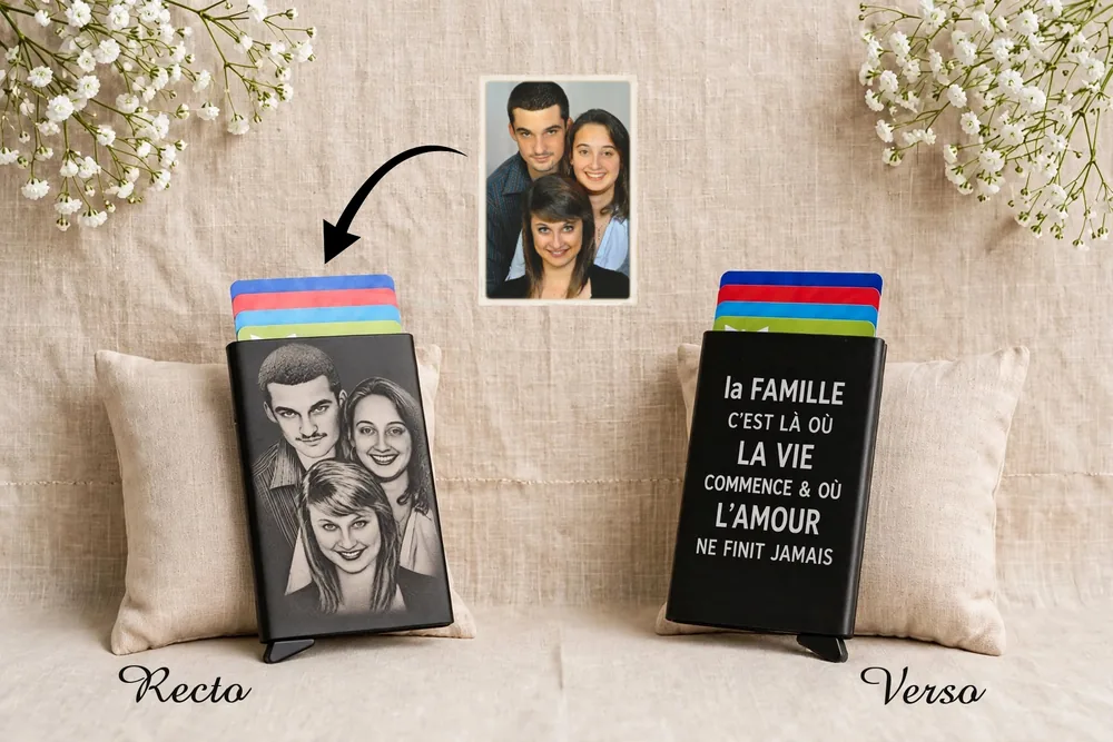 Exemple de porte-cartes personnalisé en métal noir : portrait gravé au recto, citation gravée au verso, cartes colorées visibles