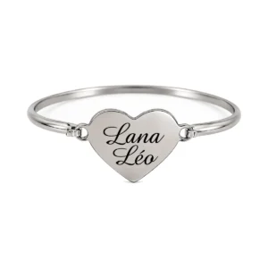 Bracelet jonc cœur personnalisé en acier inoxydable, plaque gravée des prénoms Lana et Léo, vue de face