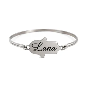 Bracelet jonc main de Fatma personnalisé en acier inoxydable, plaque gravée du prénom Lana, vue de face