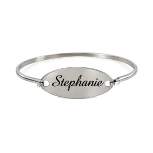 Bracelet jonc ovale personnalisé en acier inoxydable, plaque gravée du prénom Stephanie, vue de face