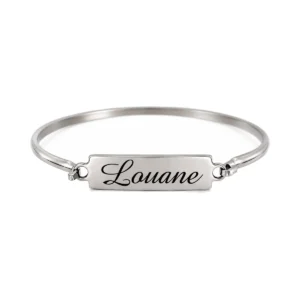 Bracelet jonc rectangle personnalisé en acier inoxydable, plaque gravée du prénom Louane, vue de face