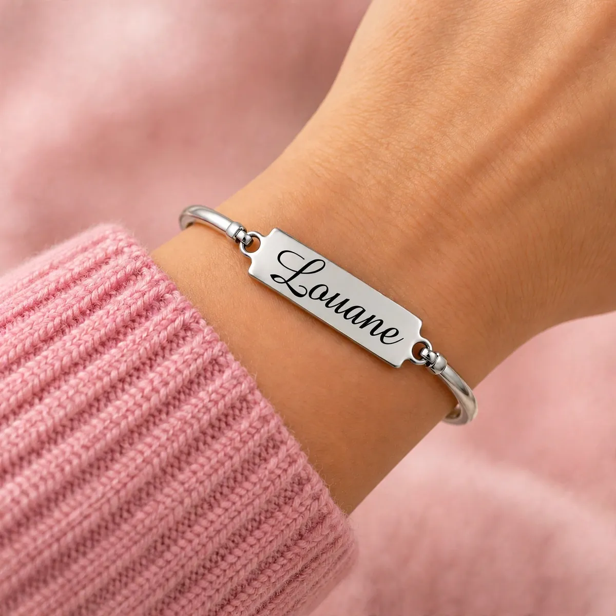 Bracelet jonc rectangle personnalisé en acier inoxydable, plaque gravée du prénom Louane, porté au poignet