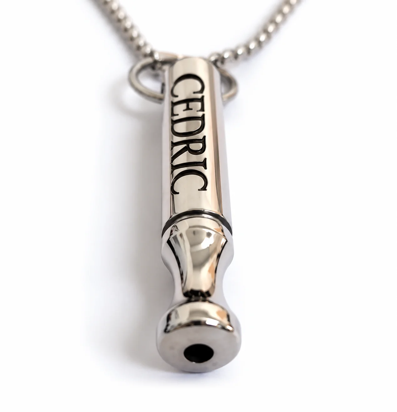 Collier de respiration personnalisé en acier inoxydable, vue de l'embouchure et du prénom gravé en noir