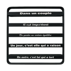 Dessous de plat noir carré gravé « Dans un couple » vu de face sur fond blanc