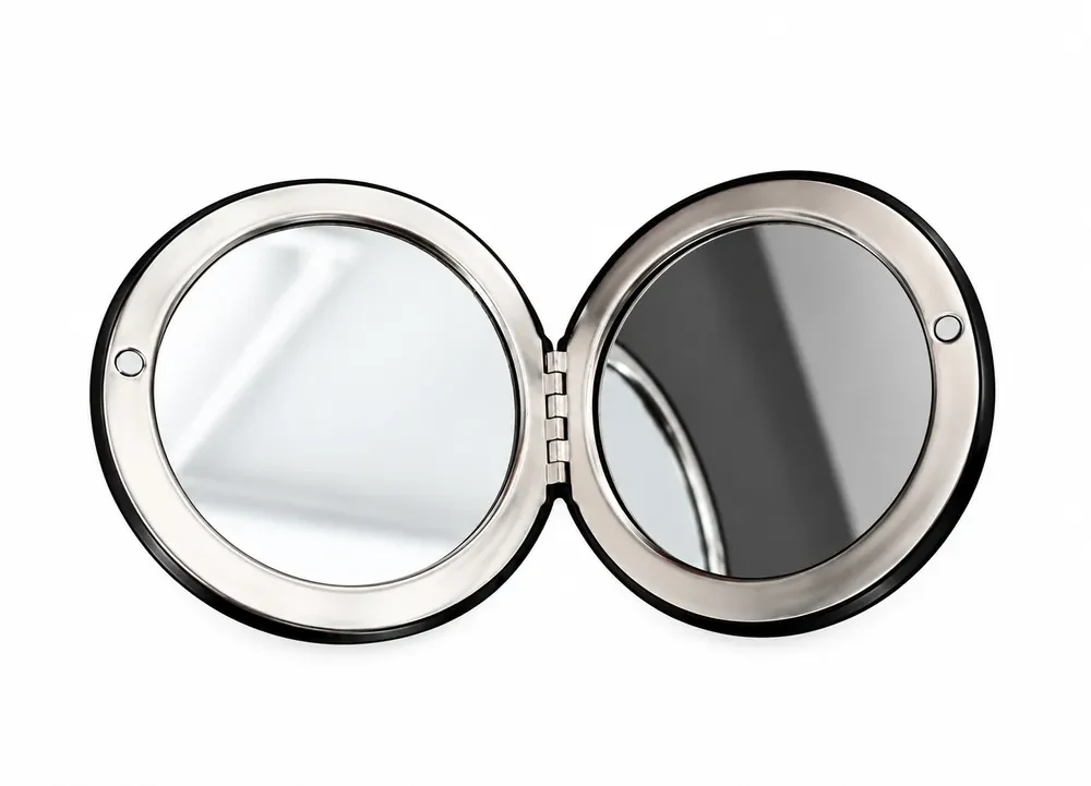 Miroir de poche photo personnalisé ouvert : deux miroirs ronds dans un cadre argenté, l'un normal et l'autre grossissant ×2