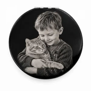 Miroir de poche photo personnalisé : recto noir gravé d'une photo d'enfant souriant qui serre un chat dans ses bras