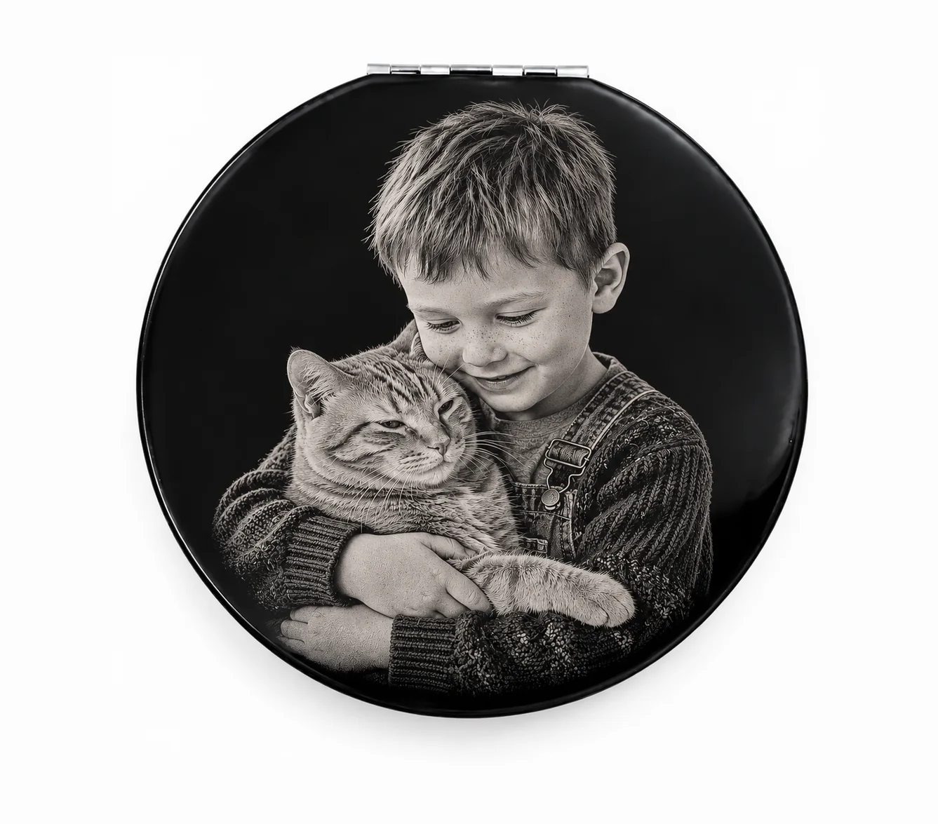 Miroir de poche photo personnalisé : recto noir gravé d'une photo d'enfant souriant qui serre un chat dans ses bras