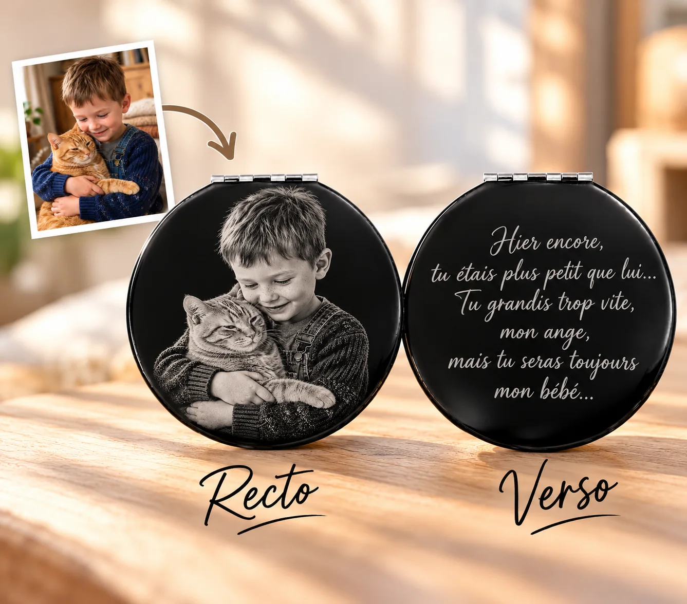 Exemple de gravure : une photo d'enfant avec son chat devient une gravure au recto d'un miroir de poche, avec un texte au verso