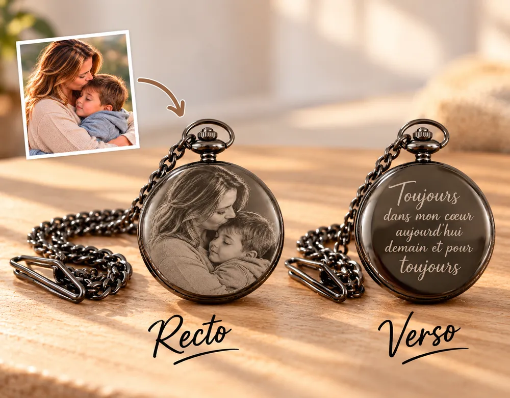 Montre à gousset personnalisée vue de face et de dos, avec une photo gravée au recto et un texte gravé au verso, posée sur une table en bois